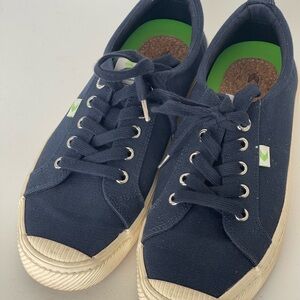 Cariuma Dark Navy Blue Sneakers with Cream Soles size 9